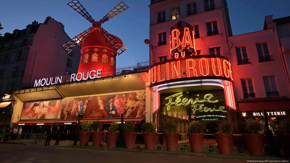 Paris: Seine River Dinner Cruise + Eiffel Tower Access + Moulin Rouge Show